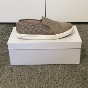 Zaander Grey shoe designed by Steve Madden